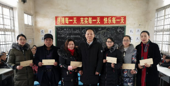 tapplay深入虎形山瑶族乡白水洞村走访慰问贫困群众390.png
