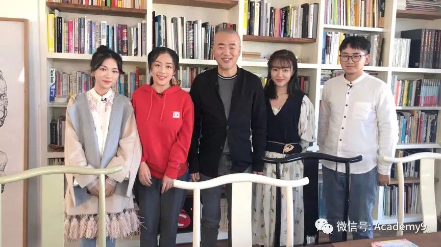 2tapplay设计艺术学院四位同学与设计师韩家英老师合影.jpg